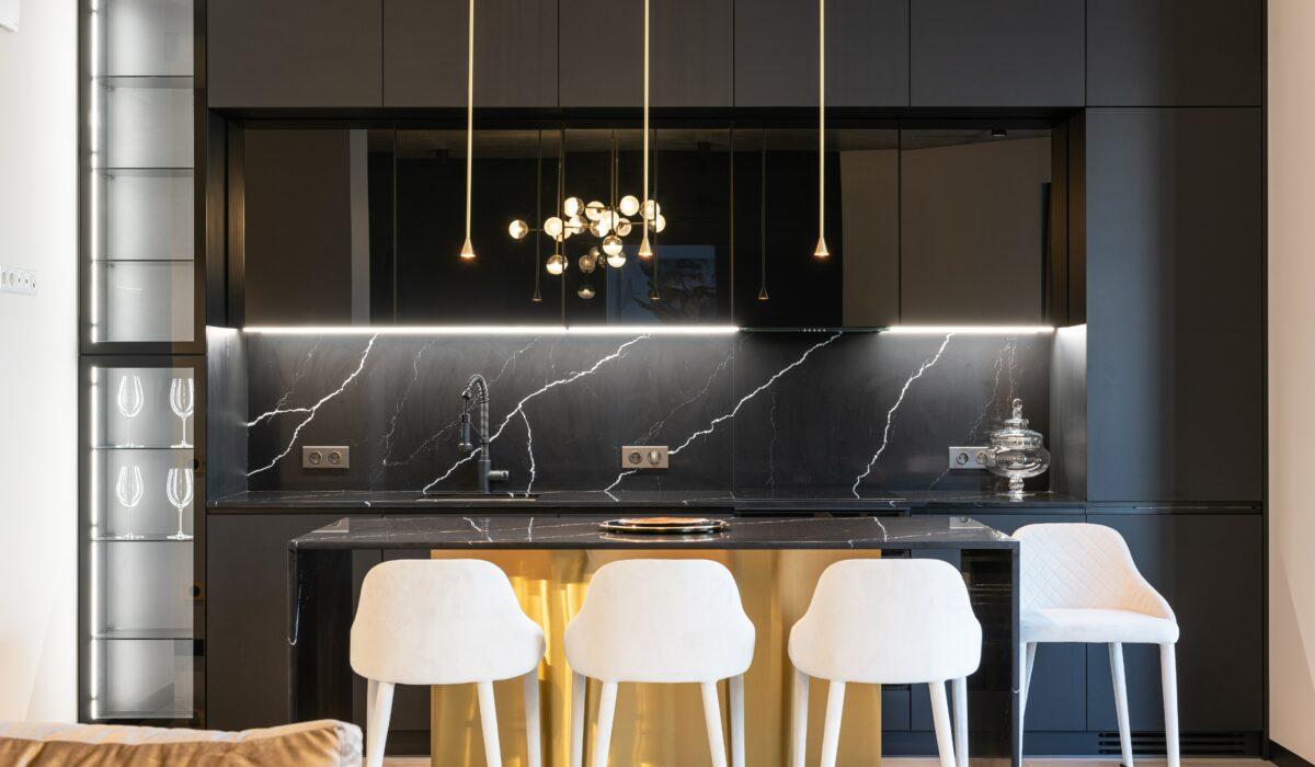 <strong>10 Ways to Style a Black Kitchen Worktop</strong>